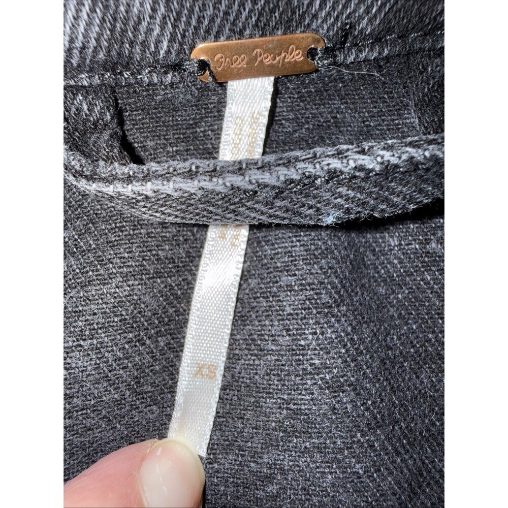 Free People Black Wash Cropped Denim Jacket Fitted Trucker XS Button Front - Picture 6 of 7